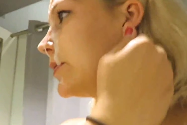 Ходит со спермой на лице, которую ей спустили после минета Ходит со спермой на лице, которую ей спустили после минета