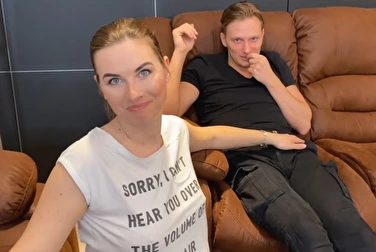 Друг запал на мою жену 😳 Вот я с ним вместе её и отъебу Друг запал на мою жену 😳 Вот я с ним вместе её и отъебу