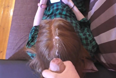 Голый брат подкрался к сестре и испачкал спермой её волосы Голый брат подкрался к сестре и испачкал спермой её волосы